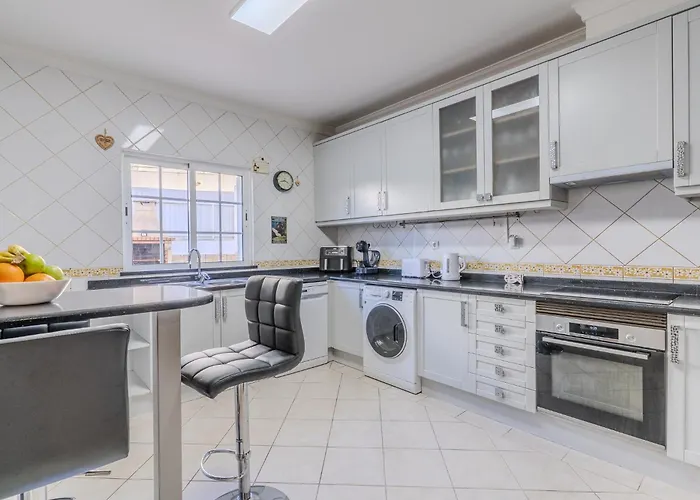 #343 With Pool & Jacuzzi By Holidays 빌라 알부페이라